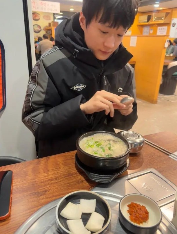 AL分享队员日常：香克斯结账请我们吃了米肠汤